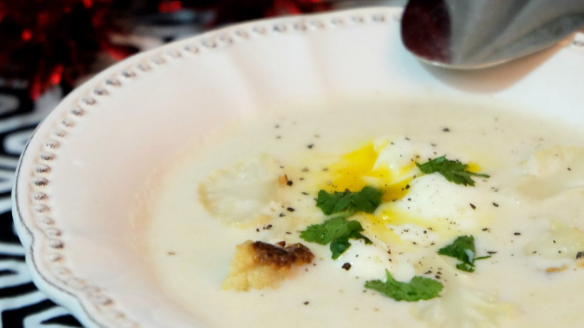 Oeuf mollet sur son nid croustillant, crème de chou-fleur de