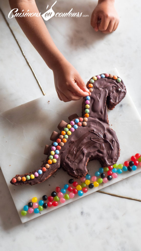 Dinocake, un gâteau d'anniversaire en forme de dinosaure (version facile) -  Cuisinons En Couleurs